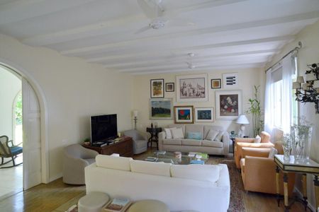 Casa à venda com 778m², 5 quartos e 6 vagas Casa à venda com 778m², 5 quartos e 6 vagasSala de TV