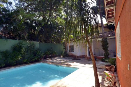 Casa à venda com 778m², 5 quartos e 6 vagas Casa à venda com 778m², 5 quartos e 6 vagasPiscina