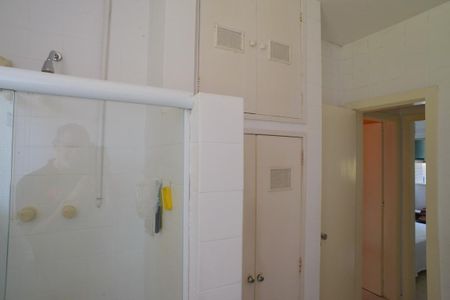 Casa à venda com 778m², 5 quartos e 6 vagas Casa à venda com 778m², 5 quartos e 6 vagasBanheiro Social