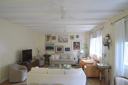 Casa à venda com 778m², 5 quartos e 6 vagas Casa à venda com 778m², 5 quartos e 6 vagasSala de TV