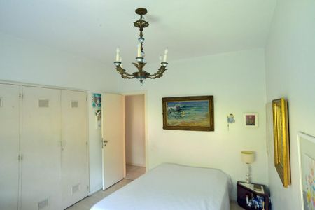 Casa à venda com 778m², 5 quartos e 6 vagas Casa à venda com 778m², 5 quartos e 6 vagasQuarto 4