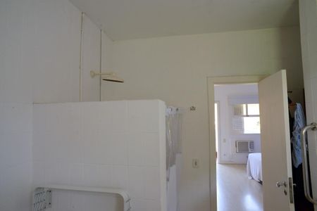 Casa à venda com 778m², 5 quartos e 6 vagas Casa à venda com 778m², 5 quartos e 6 vagasBanheiro de Serviço