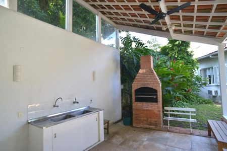 Casa à venda com 778m², 5 quartos e 6 vagas Casa à venda com 778m², 5 quartos e 6 vagasÁrea de Serviço