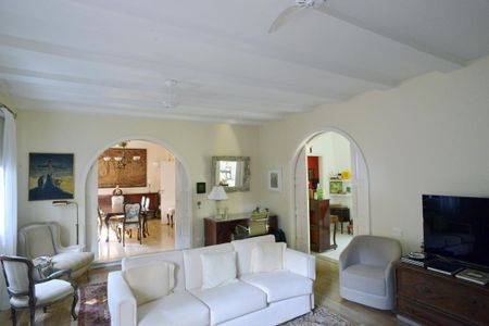 Casa à venda com 778m², 5 quartos e 6 vagas Casa à venda com 778m², 5 quartos e 6 vagasSala de TV