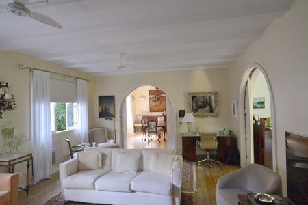 Casa à venda com 778m², 5 quartos e 6 vagas Casa à venda com 778m², 5 quartos e 6 vagasSala de TV