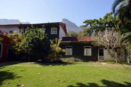 Casa à venda com 778m², 5 quartos e 6 vagas Casa à venda com 778m², 5 quartos e 6 vagasÁrea comum