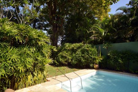 Casa à venda com 778m², 5 quartos e 6 vagas Casa à venda com 778m², 5 quartos e 6 vagasPiscina