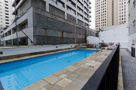 Apartamento à venda com 200m², 4 quartos e 2 vagas Apartamento à venda com 200m², 4 quartos e 2 vagasÁrea comum - Piscina