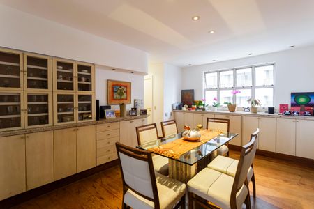 Apartamento à venda com 200m², 4 quartos e 2 vagas Apartamento à venda com 200m², 4 quartos e 2 vagasSala