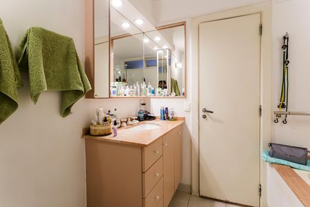 Apartamento à venda com 200m², 4 quartos e 2 vagas Apartamento à venda com 200m², 4 quartos e 2 vagasBanheiro da Suíte