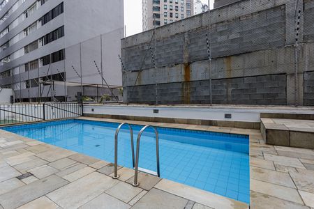 Apartamento à venda com 200m², 4 quartos e 2 vagas Apartamento à venda com 200m², 4 quartos e 2 vagasÁrea comum - Piscina