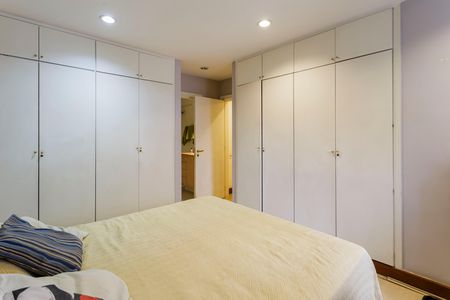 Apartamento à venda com 200m², 4 quartos e 2 vagas Apartamento à venda com 200m², 4 quartos e 2 vagasQuarto Suíte