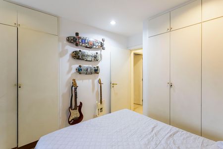 Apartamento à venda com 200m², 4 quartos e 2 vagas Apartamento à venda com 200m², 4 quartos e 2 vagasQuarto 3