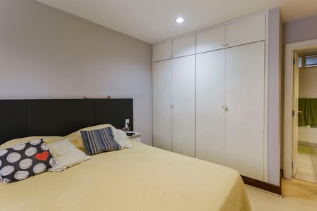 Apartamento à venda com 200m², 4 quartos e 2 vagas Apartamento à venda com 200m², 4 quartos e 2 vagasQuarto Suíte