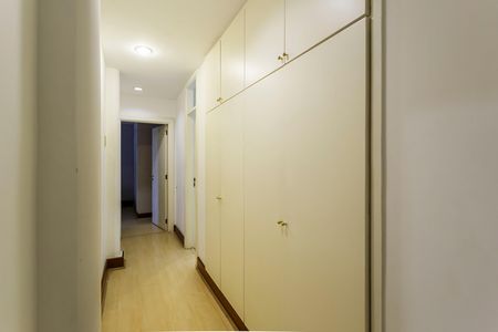 Apartamento à venda com 200m², 4 quartos e 2 vagas Apartamento à venda com 200m², 4 quartos e 2 vagasCorredor