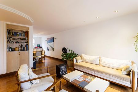 Apartamento à venda com 200m², 4 quartos e 2 vagas Apartamento à venda com 200m², 4 quartos e 2 vagasSala