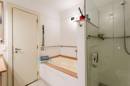 Apartamento à venda com 200m², 4 quartos e 2 vagas Apartamento à venda com 200m², 4 quartos e 2 vagasBanheiro da Suíte