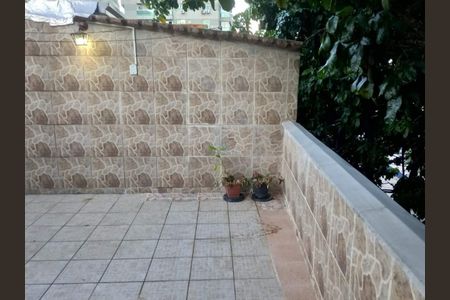 Casa à venda com 107m², 4 quartos e 1 vaga
