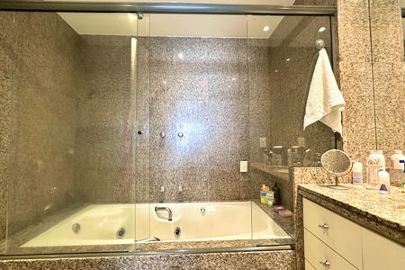 Apartamento à venda com 330m², 4 quartos e 2 vagasBanheiro da Suíte 3