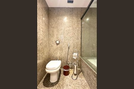 Apartamento à venda com 330m², 4 quartos e 2 vagasBanheiro da Suíte 3