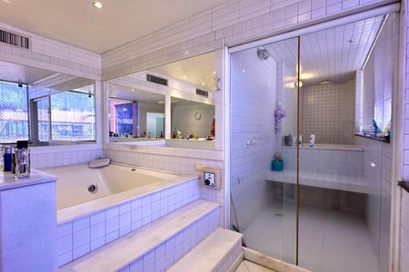 Apartamento à venda com 330m², 4 quartos e 2 vagasBanheiro da Suíte 1