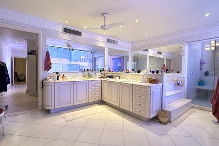 Apartamento à venda com 330m², 4 quartos e 2 vagasBanheiro da Suíte 1