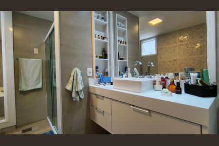 Apartamento à venda com 204m², 3 quartos e 2 vagas Apartamento à venda com 204m², 3 quartos e 2 vagasBanheiro da Suíte