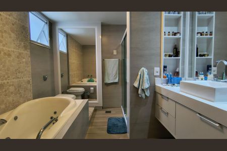 Apartamento à venda com 204m², 3 quartos e 2 vagas Apartamento à venda com 204m², 3 quartos e 2 vagasBanheiro da Suíte