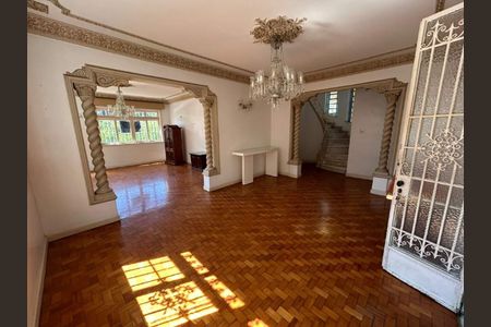 Casa à venda com 240m², 6 quartos e 6 vagas