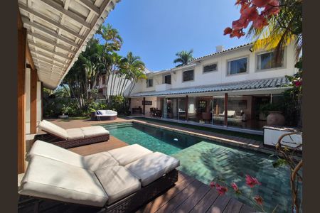 Casa à venda com 430m², 6 quartos e 3 vagasÁrea externa