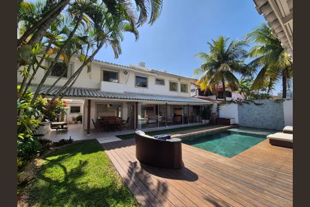 Casa à venda com 430m², 6 quartos e 3 vagasÁrea externa