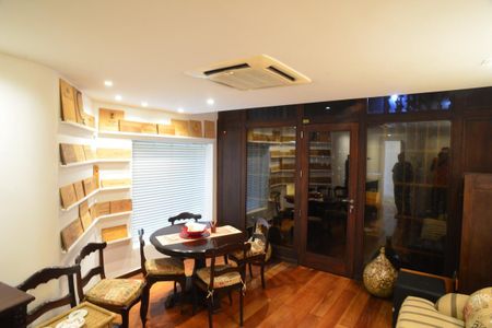 Casa à venda com 774m², 4 quartos e 5 vagas Casa à venda com 774m², 4 quartos e 5 vagasSala de Vinhos