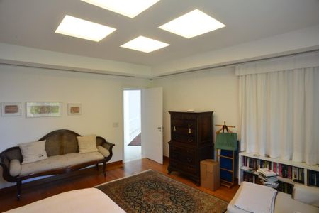 Casa à venda com 774m², 4 quartos e 5 vagas Casa à venda com 774m², 4 quartos e 5 vagasSuíte