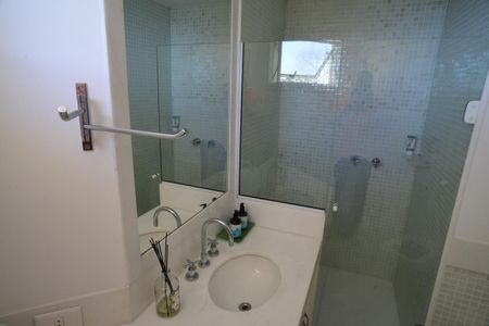 Casa à venda com 774m², 4 quartos e 5 vagas Casa à venda com 774m², 4 quartos e 5 vagasBanheiro