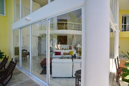 Casa à venda com 774m², 4 quartos e 5 vagas Casa à venda com 774m², 4 quartos e 5 vagasVista Externa
