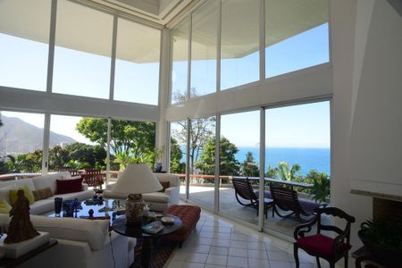 Casa à venda com 774m², 4 quartos e 5 vagas Casa à venda com 774m², 4 quartos e 5 vagasSala