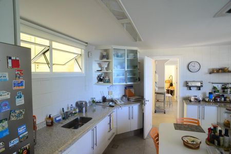 Casa à venda com 774m², 4 quartos e 5 vagas Casa à venda com 774m², 4 quartos e 5 vagasCozinha