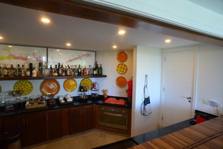 Casa à venda com 774m², 4 quartos e 5 vagas Casa à venda com 774m², 4 quartos e 5 vagasBar