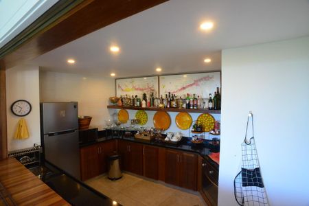 Casa à venda com 774m², 4 quartos e 5 vagas Casa à venda com 774m², 4 quartos e 5 vagasBar