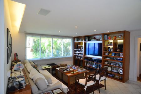 Casa à venda com 774m², 4 quartos e 5 vagas Casa à venda com 774m², 4 quartos e 5 vagasSala da TV