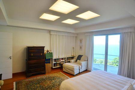 Casa à venda com 774m², 4 quartos e 5 vagas Casa à venda com 774m², 4 quartos e 5 vagasSuíte