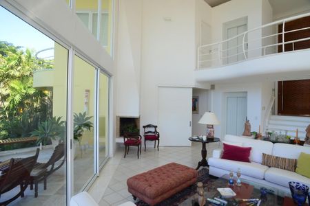 Casa à venda com 774m², 4 quartos e 5 vagas Casa à venda com 774m², 4 quartos e 5 vagasSala