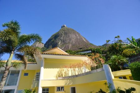 Casa à venda com 774m², 4 quartos e 5 vagas Casa à venda com 774m², 4 quartos e 5 vagasVista Externa