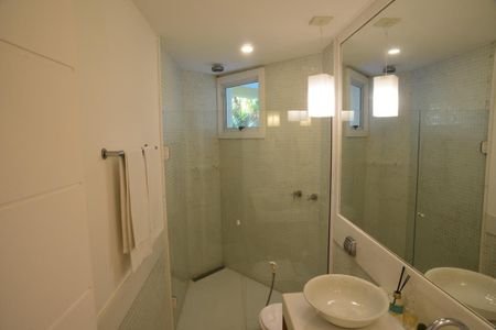 Casa à venda com 774m², 4 quartos e 5 vagas Casa à venda com 774m², 4 quartos e 5 vagasBanheiro