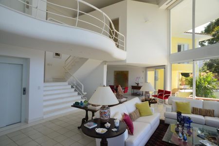 Casa à venda com 774m², 4 quartos e 5 vagas Casa à venda com 774m², 4 quartos e 5 vagasSala