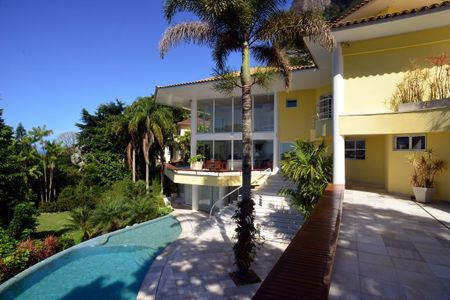 Casa à venda com 774m², 4 quartos e 5 vagas Casa à venda com 774m², 4 quartos e 5 vagasVista Externa