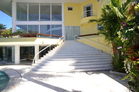 Casa à venda com 774m², 4 quartos e 5 vagas Casa à venda com 774m², 4 quartos e 5 vagasVista Externa