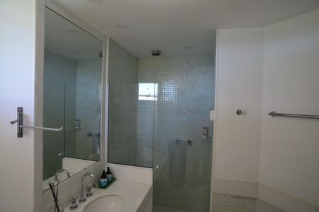 Casa à venda com 774m², 4 quartos e 5 vagas Casa à venda com 774m², 4 quartos e 5 vagasBanheiro
