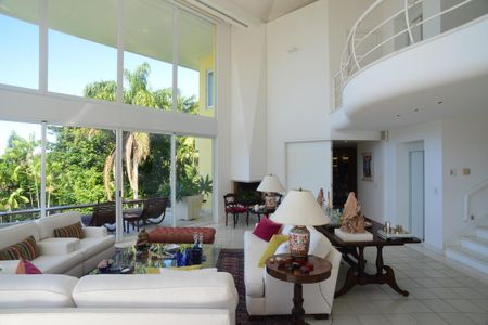Casa à venda com 774m², 4 quartos e 5 vagas Casa à venda com 774m², 4 quartos e 5 vagasSala