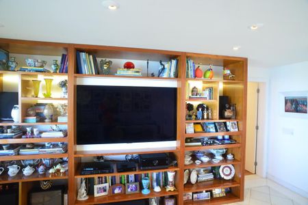 Casa à venda com 774m², 4 quartos e 5 vagas Casa à venda com 774m², 4 quartos e 5 vagasSala da TV